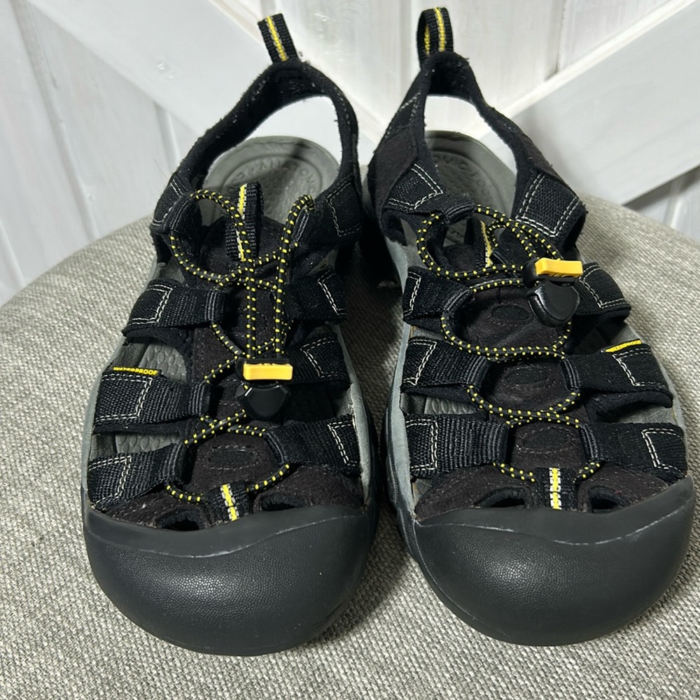 Keen Newport Women’s Sandals, Black Size 10 Excellent pre-owned condition!